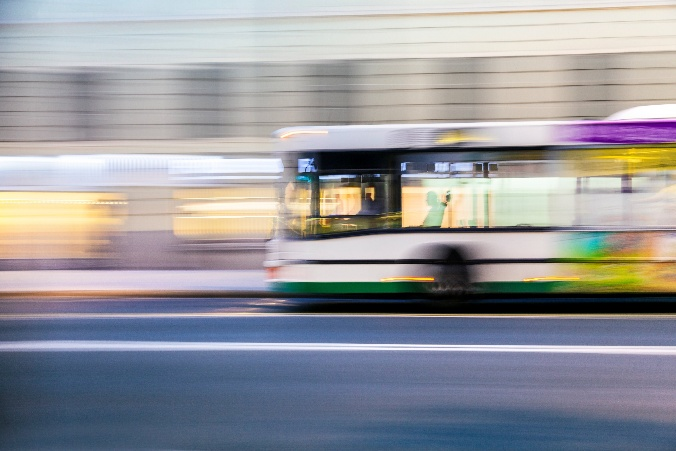 走行中のバス