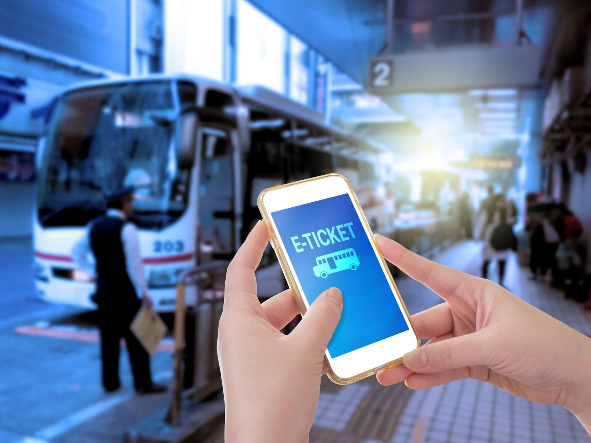 バス乗り場とスマートフォンの乗車券