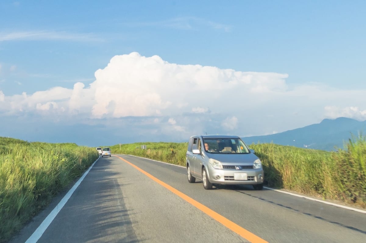 道路を走る車