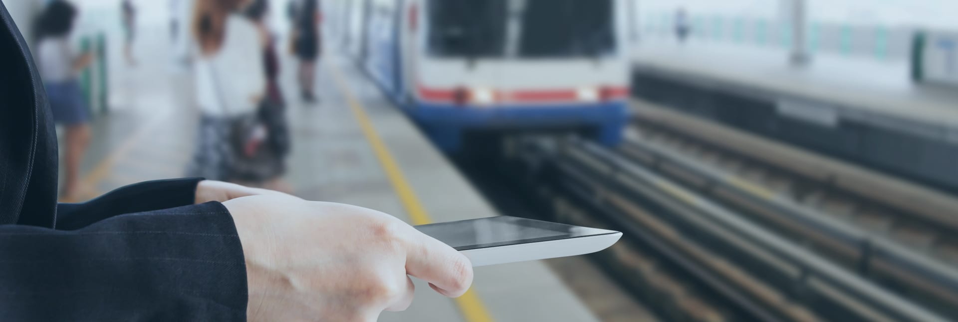 駅のホームでタブレットを操作する様子