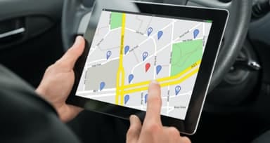 タブレットで地図を操作する様子